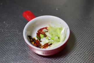 切葱花，辣椒段，花椒粒