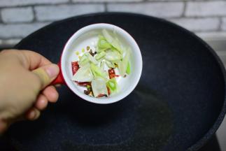 油七成热，加葱花，辣椒，花椒