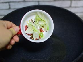 油七成热，加葱花，辣椒，花椒