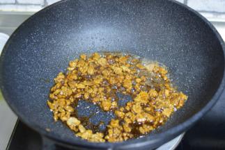 锅中油热加入猪肉，翻炒至断生。加入料酒，酱油，老抽，蚝油炒匀备用。