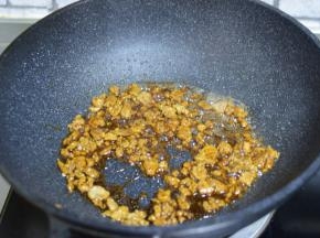 锅中油热加入猪肉，翻炒至断生。加入料酒，酱油，老抽，蚝油炒匀备用。