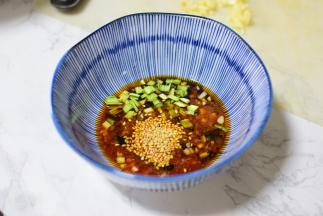 将所有面汤的材料都放在碗中。