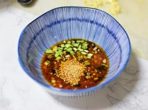 将所有面汤的材料都放在碗中。