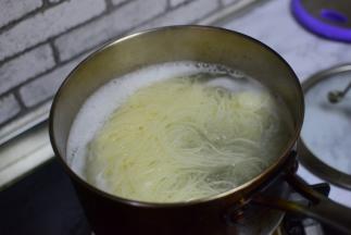 锅中水开煮面条