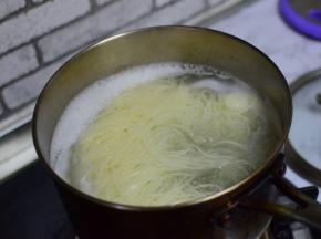 锅中水开煮面条