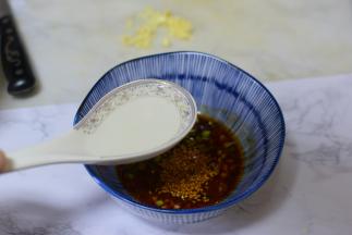 在将煮面条的水加入在碗中