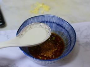 在将煮面条的水加入在碗中