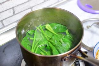 用煮面条的水烫一下菠菜。将面条，菠菜，肉末，芝麻花生，都放在碗中