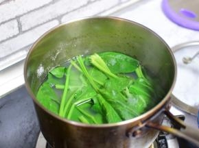 用煮面条的水烫一下菠菜。将面条，菠菜，肉末，芝麻花生，都放在碗中