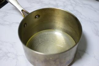 油，水，盐放入奶锅