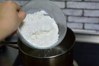 水油盐，沸腾，关小火，把面粉倒入锅中