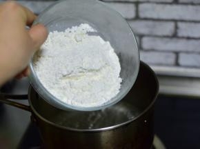 水油盐，沸腾，关小火，把面粉倒入锅中