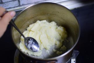 搅拌均匀，直到底部出现薄膜，倒入另一个容器，凉一会，温度与手温差不多就行