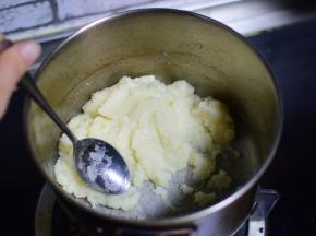 搅拌均匀，直到底部出现薄膜，倒入另一个容器，凉一会，温度与手温差不多就行