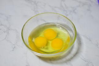 鸡蛋打入碗中