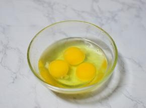 鸡蛋打入碗中