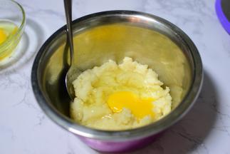 鸡蛋分三次加入面糊中，每次都要拌匀再加入下一个鸡蛋