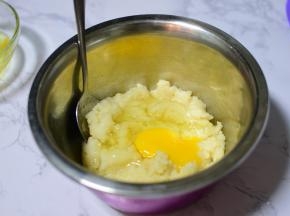 鸡蛋分三次加入面糊中，每次都要拌匀再加入下一个鸡蛋