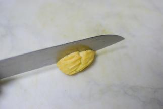 先竖着切。不要切断