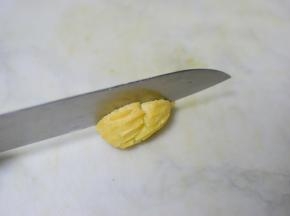 先竖着切。不要切断