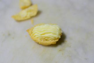 挤奶油(奶油要冰箱冷藏后加糖。电动器打发)