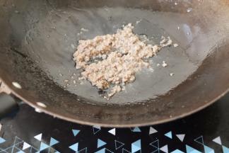 另起锅放适量橄榄油，肉末放进去煸炒变色装出备用