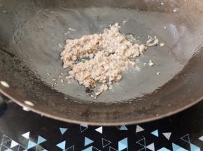 另起锅放适量橄榄油，肉末放进去煸炒变色装出备用