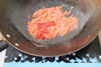 加半汤匙番茄酱继续翻炒
