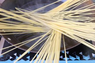 锅中水烧热，意面呈伞状放入煮