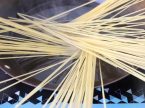 锅中水烧热，意面呈伞状放入煮