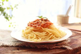 番茄肉酱淋在意面上（吃的时候搅拌均匀即可），撒少许黑胡椒、芝士粉，薄荷装饰即可！