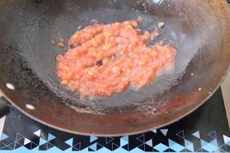 西红柿碎放进去翻炒