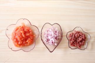 煮意面时间将，西红柿去皮剁碎、洋葱切小丁、肉剁肉末加少许料酒、盐、生粉翻拌均匀5-8分钟备用