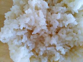 将米饭置于空碗多次按压搅拌，使之越来越粘