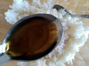 加适量香油搅拌均匀