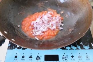 放入洋葱碎，加少许盐、少许糖