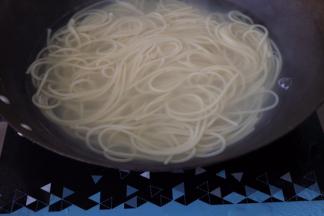 烧开之后放半碗凉水继续煮至熟透，捞出沥水放少许橄榄油拌匀防止粘连，口感更佳！