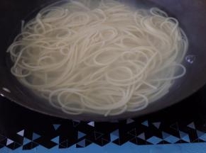 烧开之后放半碗凉水继续煮至熟透，捞出沥水放少许橄榄油拌匀防止粘连，口感更佳！
