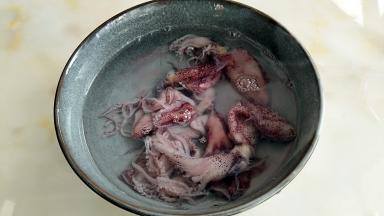 八带鱼去掉筋和墨汁清洗干净备用。