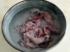八带鱼去掉筋和墨汁清洗干净备用。