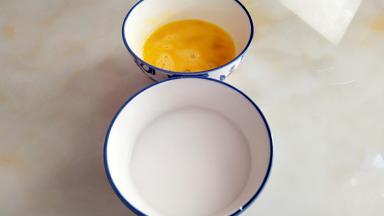 鸡蛋打散，红薯粉用清水寖泡。