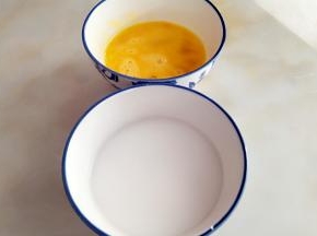 鸡蛋打散，红薯粉用清水寖泡。