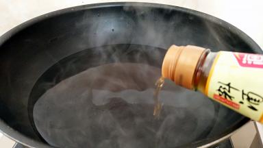 锅中注水烧开，倒入料酒半勺。