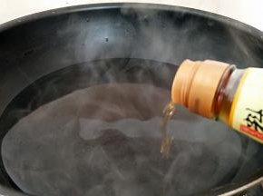 锅中注水烧开，倒入料酒半勺。