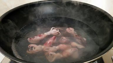 倒入八带戳水20秒钟左右，至八带爪萎缩。