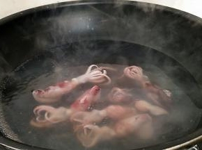 倒入八带戳水20秒钟左右，至八带爪萎缩。