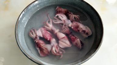 快速的捞出过入凉水中。