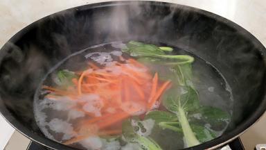 胡萝卜和小油菜也戳水。