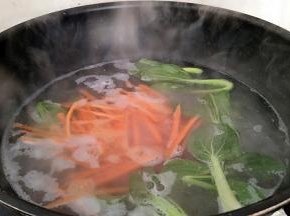 胡萝卜和小油菜也戳水。