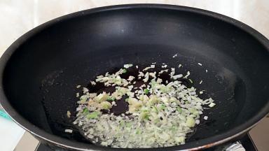锅中放油烧热，放入葱，姜炝锅出味